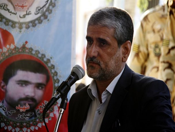 غبار‌روبی و عطر‌افشانی مزار شهدا همزمان با هفته دفاع مقدس در سیستان و بلوچستان