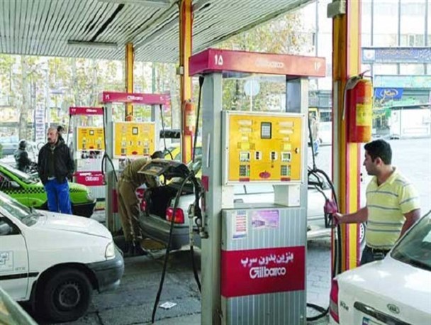 گران کردن بنزین اولین راه حل کاهش ترافیک نیست/ دولت حمل و نقل عمومی را اصلاح کند
