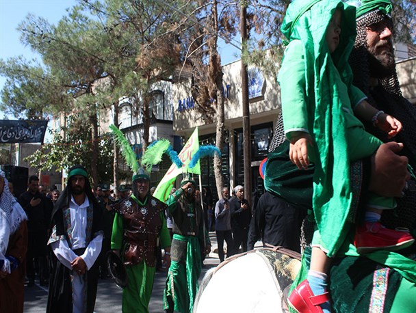 بازسازی حرکت نمادین ورود کاروان امام حسین(ع) به دشت کربلا در خلیل‌آباد + تصاویر