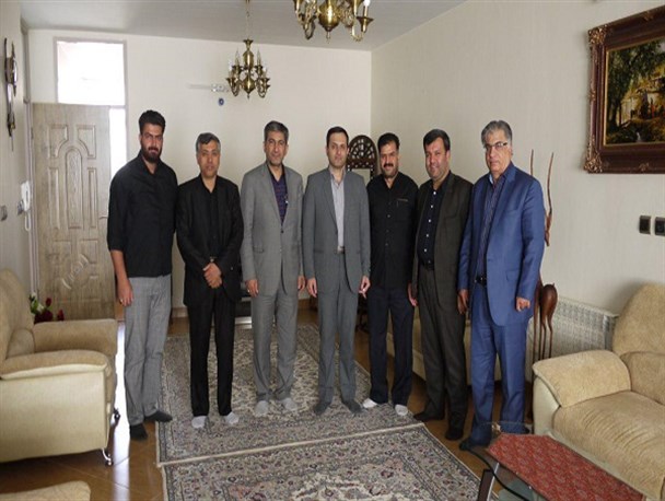 اعضای هیات رئیسه اتاق اصناف اراک به دیدار خانواده شهدا رفتند