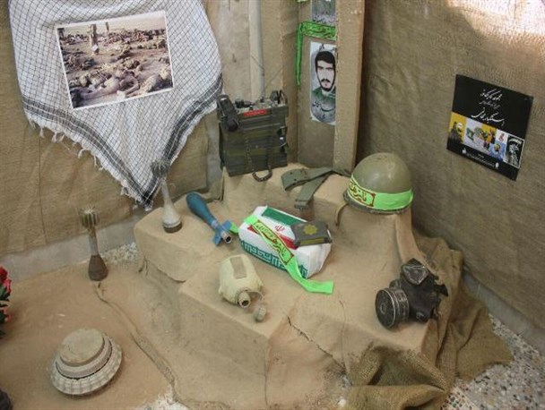 نمایشگاه دفاع مقدس با آثار دانش آموزان در دیلم + تصاویر