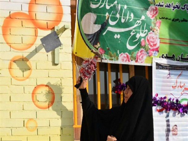 نواختن طنین زنگ مهر و مقاومت توسط همسر شهید مدافع حرم