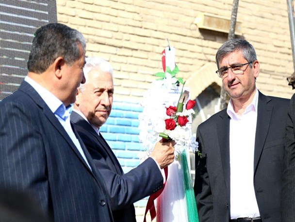 وزیر علوم "زنگ مهر" را در مدرسه اش نواخت