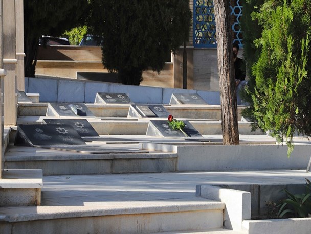 قبور مطهر شهدای شهرکرد عطر افشانی شد