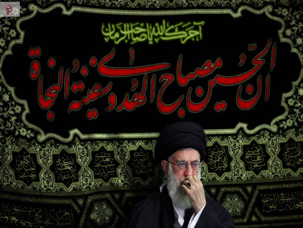 دانشجویان دانشگاه ولیعصر رفسنجان همراه با رهبر خود در عزای اباعبدالله سوگواری می کنند