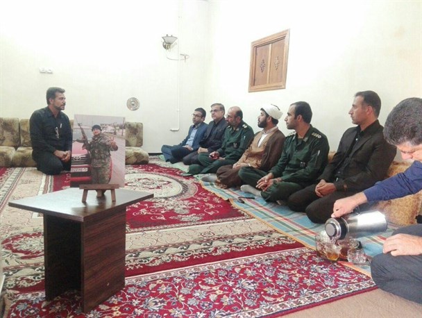 فرمانده سپاه شهرستان لامرد با خانواده شهید مدافع حرم دیدار و گفت‌وگو کردند