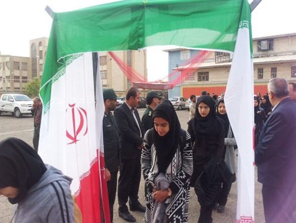 تجدید پیمان ۴۵۰ دانش آموز بوکانی با شهدای انقلاب در یادمان شهدای پیرانشهر