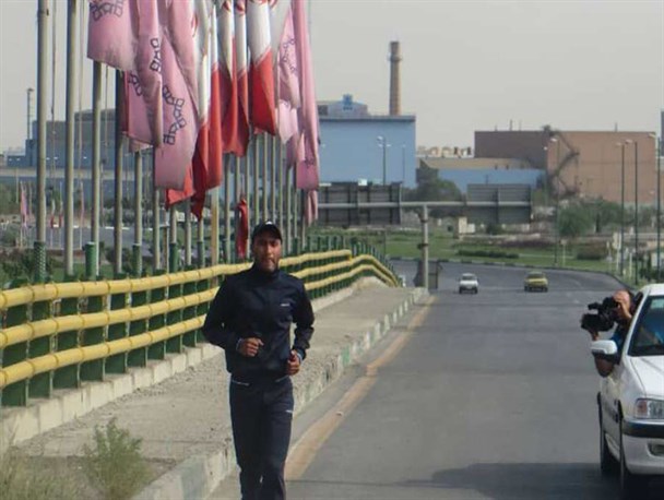 دونده اراکی مسیر اراک تا منزل شهید حججی را می‌دود