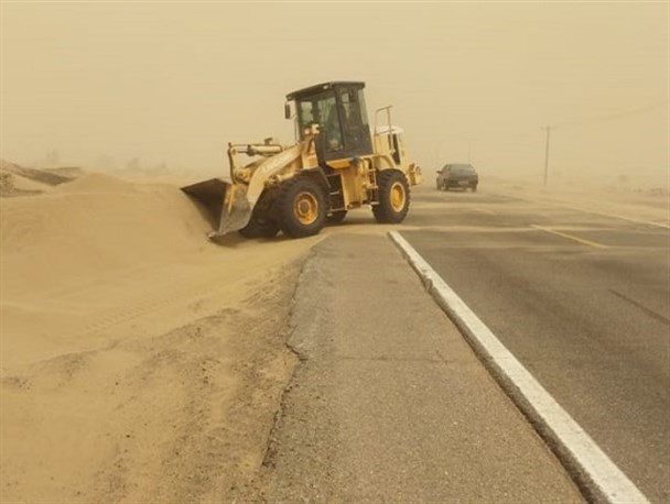 بالغ بر ۳ هزار متر مکعب ماسه بادی از سطح محورهای مواصلاتی "زهک" جمع آوری شد