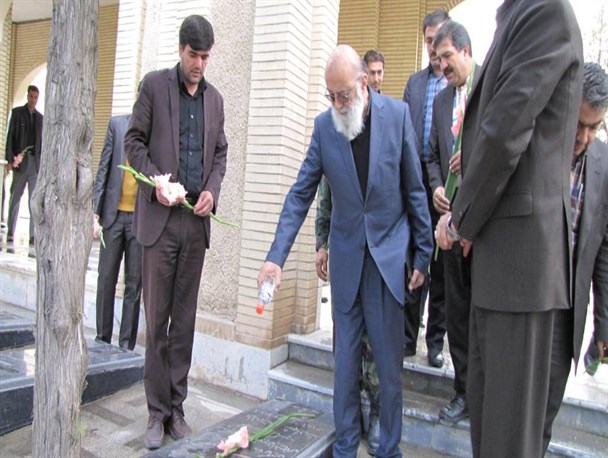 ادای احترام مهدی چمران به مقام شامخ شهدای کردستان/عکس