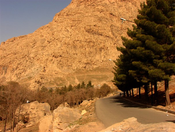 انجام شدن برنامه کوهنوردی توسط کارکنان