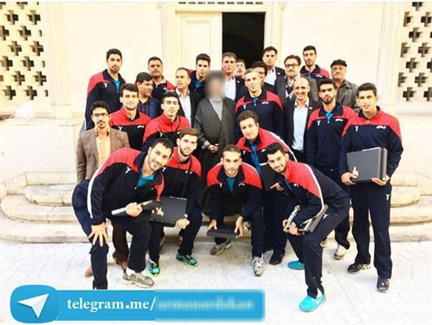 دیدار کادر فنی و بازیکنان تیم والیبال اردکان با یکی از سران فتنه+تصاویر
