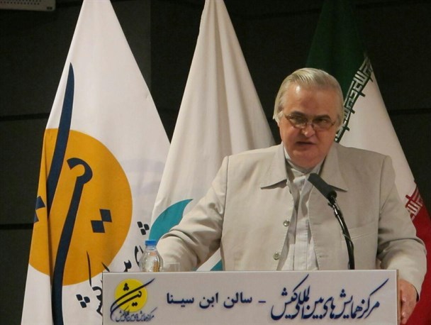 کتابخوانی عادت فراموش شده کشور / بازارهای کیش از محصولات فرهنگی خالی است