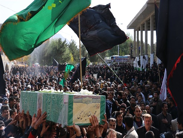 تشییع پیکر شهید مدافع حرم "محمدرضا ابراهیمی" در مبارکه+ تصاویر