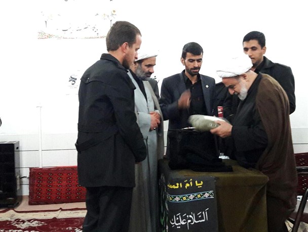 بازدید "آیت الله نجم الدین طبسی" از طرح آغاز بافت البسه گرم برای رزمندگان اسلام در بشرویه+تصاویر