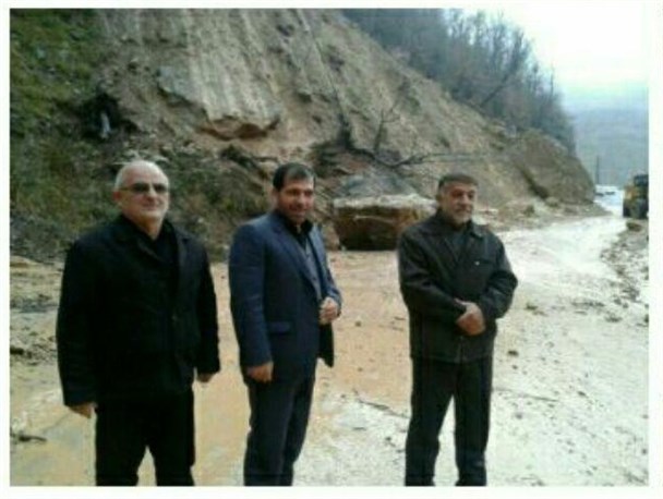 عکس یادگاری بخشدار رحیم آباد با رانش کوه!