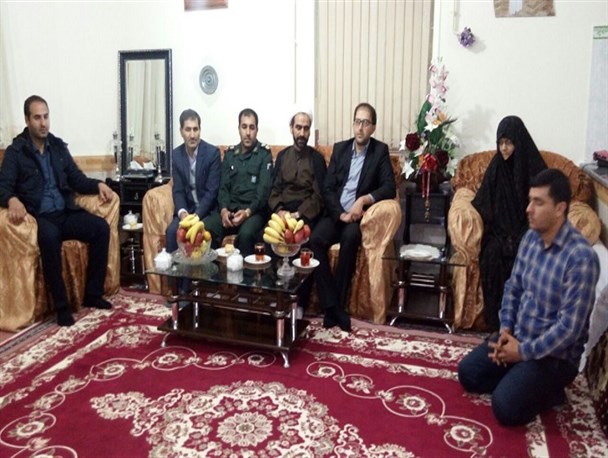 دیدار جانشین سپاه شاهین دژ با خانواده شهدا و جانبازان +تصاویر