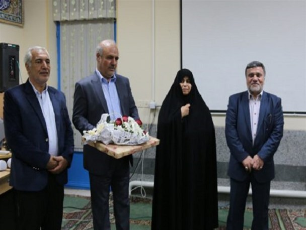تقدیر از مدیر مدرسه دخترانه شاهد رفسنجان +تصاویر