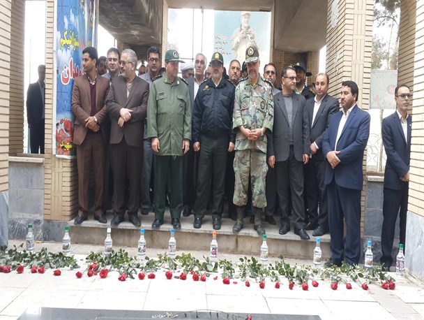 غبار روبی و عطرافشانی مزار شهدا در اسلام آبادغرب+ تصاویر