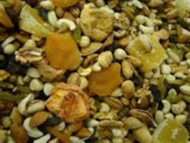بازار شیرینی داغ است/ آجیل یلدا امسال طرفدار ندارد
