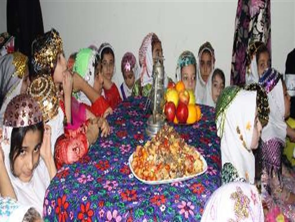 گرامیداشت شب یلدا (شب چله) در دبستان دخترانه 28 دی سنندج