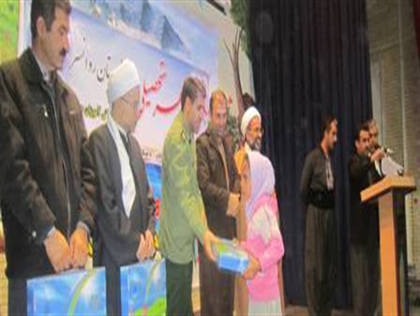 اهدای بسته های «مهرتحصیلی» به دانش آموزان روانسری