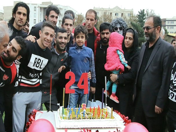 مراسم ویژه شب یلدا بر سر مزار هادی نوروزی + تصاویر