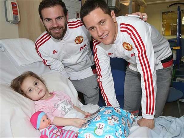 هدیه دادن منچستری‌ها به کودکان بیمار +تصاویر