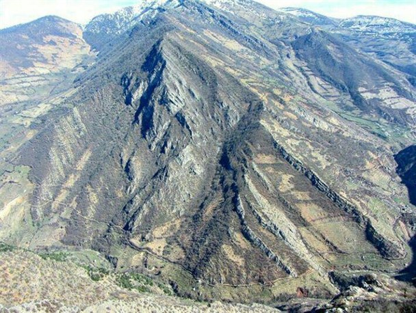 روستایی که دولتی ها مردمش را مستحق جاده و برق نمیدانند!