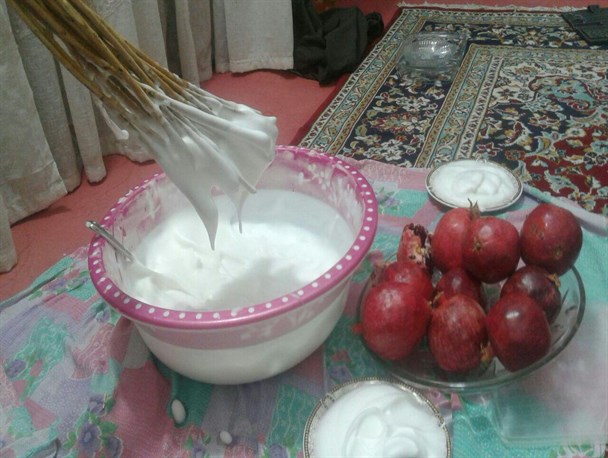 سفره‌های یلدا در بجستان/ بجستانی‌ها همچون هر سال در شب یلدا "کف زدن"