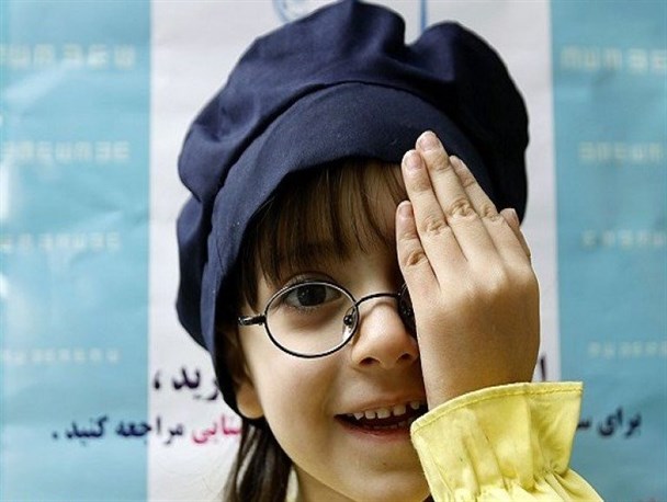 پرداخت هزینه عینک برای دانش اموزان بی بضاعت