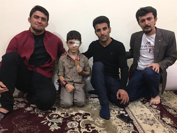 قهرمان کشتی فرنگی جهان مدال خود را به کشتی‌گیر نونهال ایذه‌ای اهدا کرد
