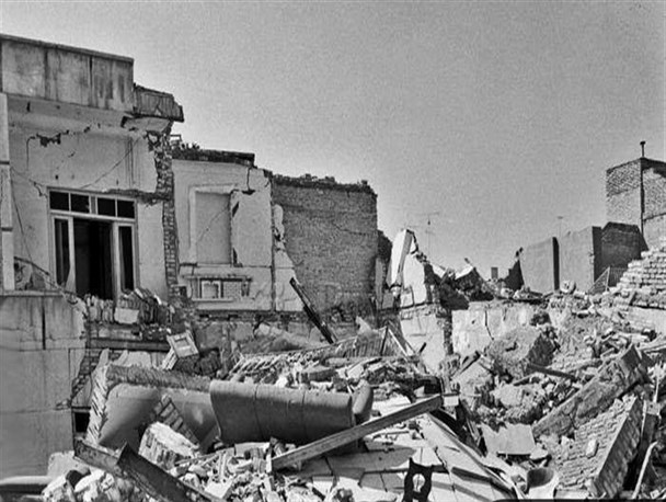۱ دی 59 بمباران شدید آبادان توسط ارتش بعثی عراق +عکس