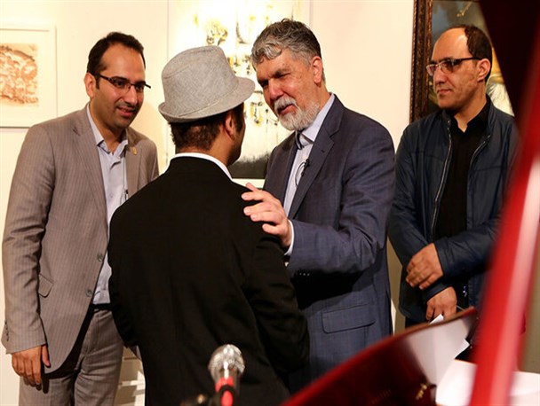 وزیر ارشاد از آثار هنرمندان معلول بازدید کرد