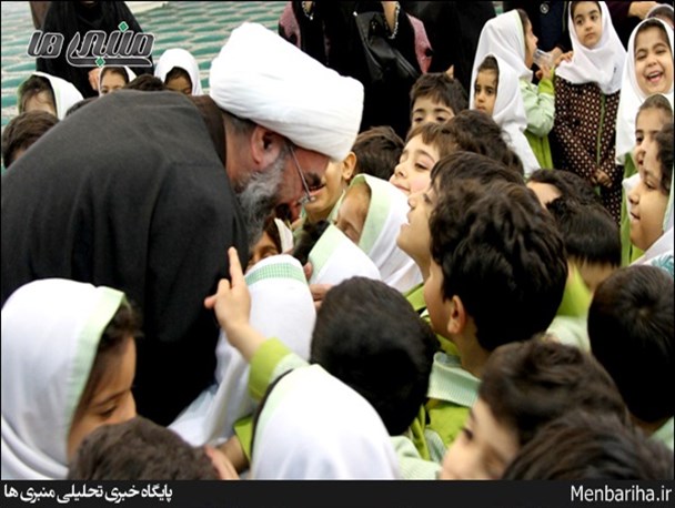 دیدار مربیان و کودکان مهد کودک مهرآوران بوشهر با آیت الله صفایی بوشهری/تصاویر