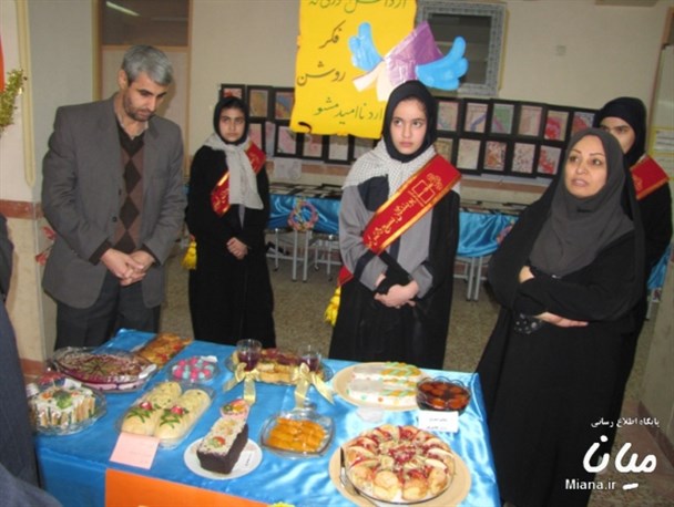 نمایشگاه هنرهای دستی و تجسمی در شهر میانه دایر شد +تصاویر