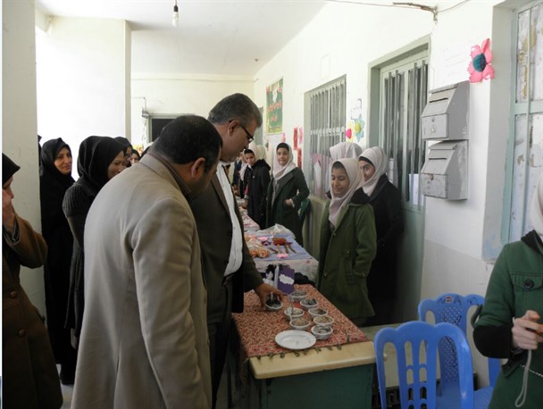 بازارچه کار و فناوری دانش آموزان در حاجی آباد بر پا شد