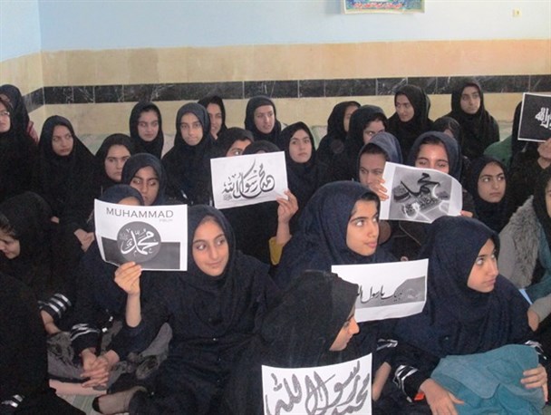 دانش آموزان دبیرستان عفت چرام به کمپین عشاق محمد پیوستند+ تصاویر