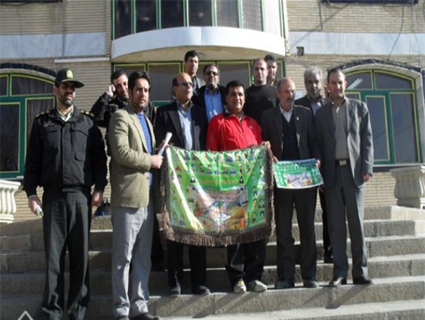 دوچرخه سوار ایرانگرد با پرچم حسینی(ع) و پیام تجلیل از خانواده شهدا به تویسرکان رسید/اهداء لوح تقدیر مارکوپولوی ایران به خبرنگار رودآور