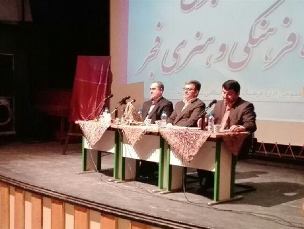 از هنرمند نباید به عنوان زینت المجالس استفاده کرد/ورود حاشیه سیاسی به فرهنگ و هنر ممنوع است