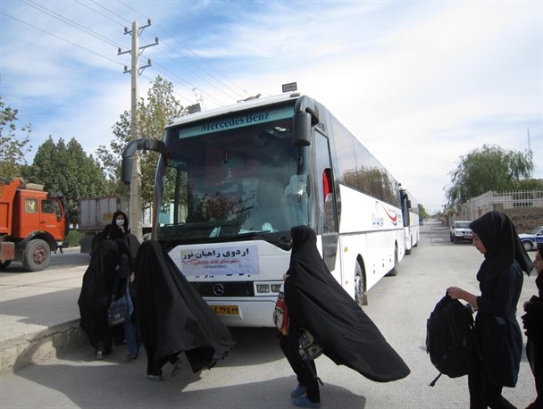 اعزام دانش آموزان دختر ثلاث باباجانی به مناطق عملیاتی جنوب