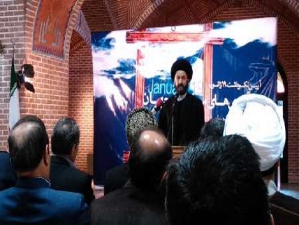 اختلاف آذری ها را ذلیل می‌کند/ از نفوذ وهابیت در بین آذری‌ها نگران هستیم