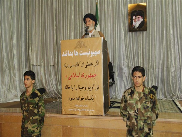 ساده اندیشان بدانند که با شیطان نمیشود معامله کرد/ با وحدت باید طبل تو خالی آمریکا را پاره کرد