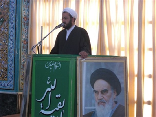 هشدار امام جمعه موقت به تغییر پوشش در بادرود/ بعضی جشن تولدها تبدیل به مجلس پارتی و رقص شده است
