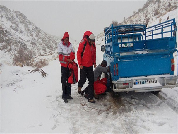 نجات بیش از ۴۰ نفر در برف وکولاک در جاده ها