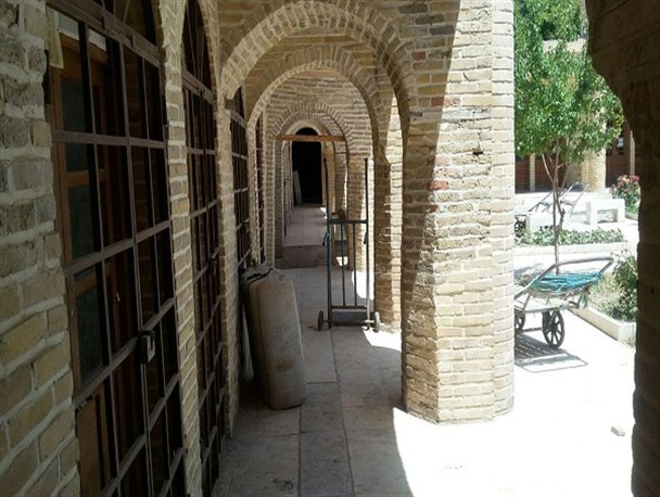 تخریب پنهان در کمین سرای 73 ساله بازار زنجان/ چراغ سرای ملک زنجان خاموش است