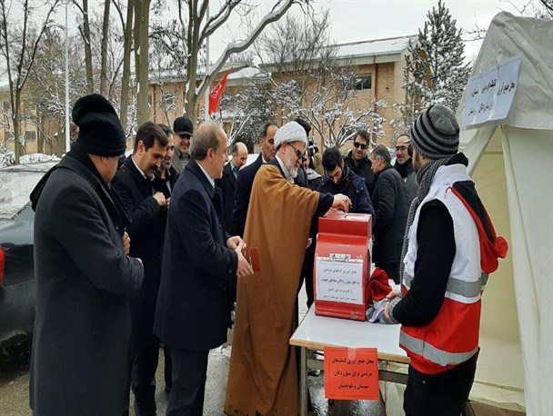 سیل مهربانی دانشگاهیان اردبیل در سرمای زیر صفر به سیل زدگان +عکس