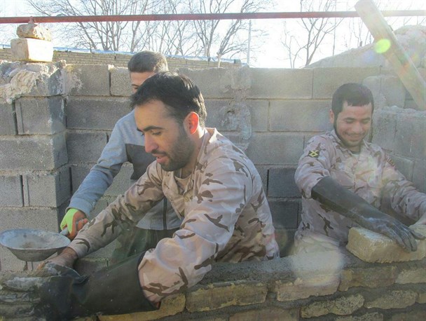 کمک به همنوع در روزهای سرد و برفی در اردوهای جهادی بسیج دانشجویی