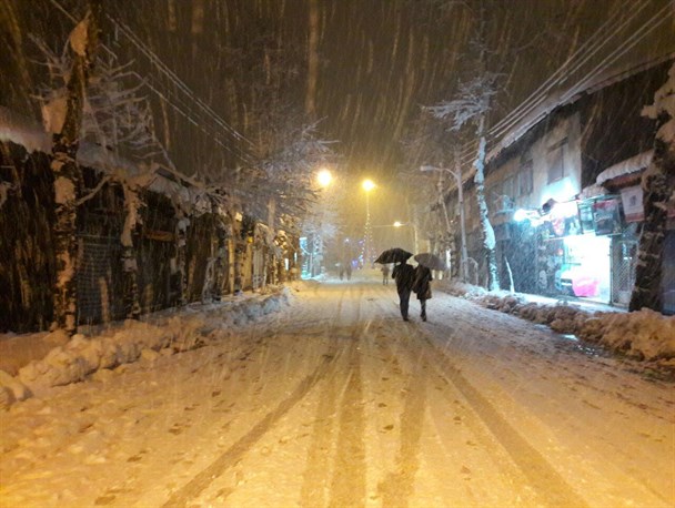۷ کمپرسی در حال بیرون بردن برف از شهر سیاهکل/ وضعیت عادی خیابان ها تا ۲روز آینده