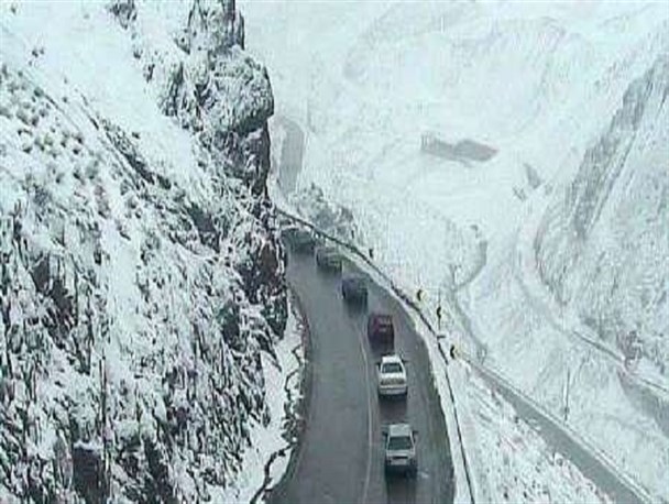 گردنه‌های استان درگیر بارش برف/ راه‌های شریانی استان باز است